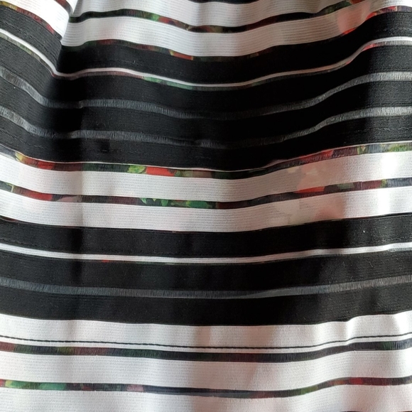 ROMEO & JULIET COUTURE NWT Floral Mesh Panel Skirt - Picture 8 of 13